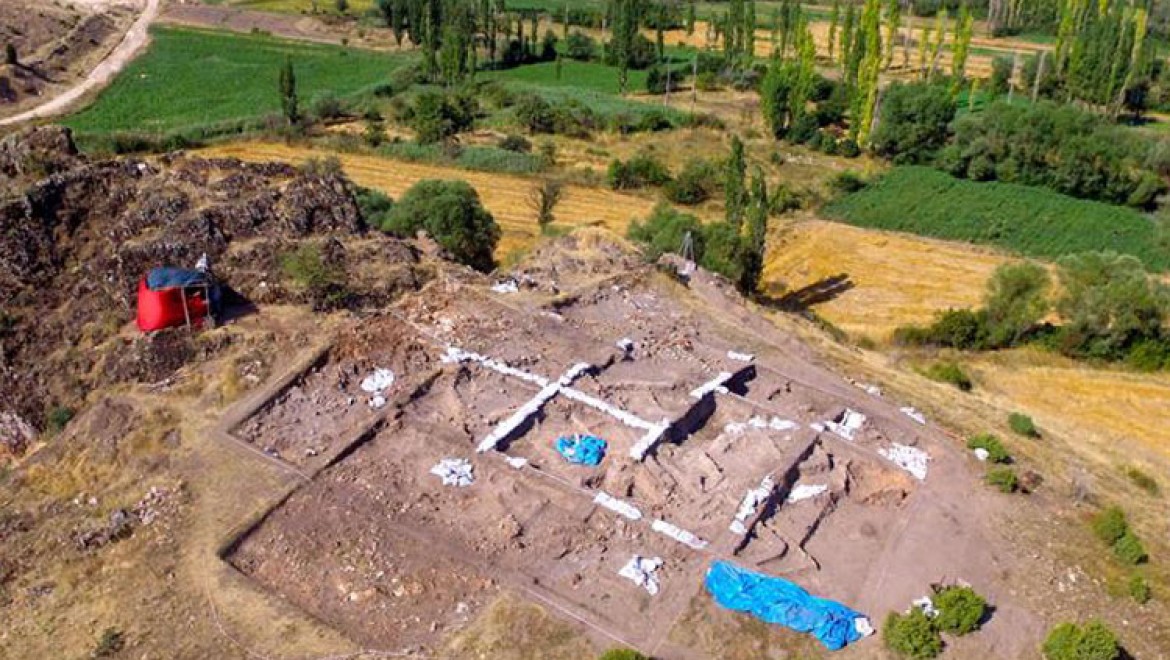 Kanlıtaş Höyüğü'nde 7 bin 500 yıllık mezar bulundu