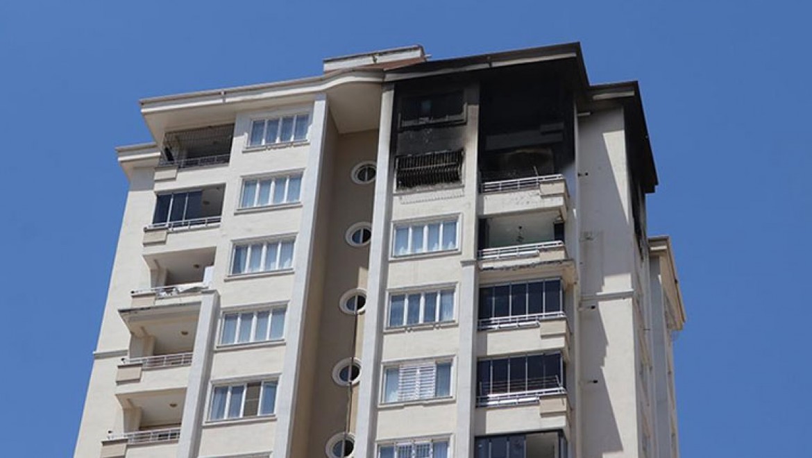 Gaziantep'te 15 katlı binada çıkan yangında 5 kişi dumandan etkilendi