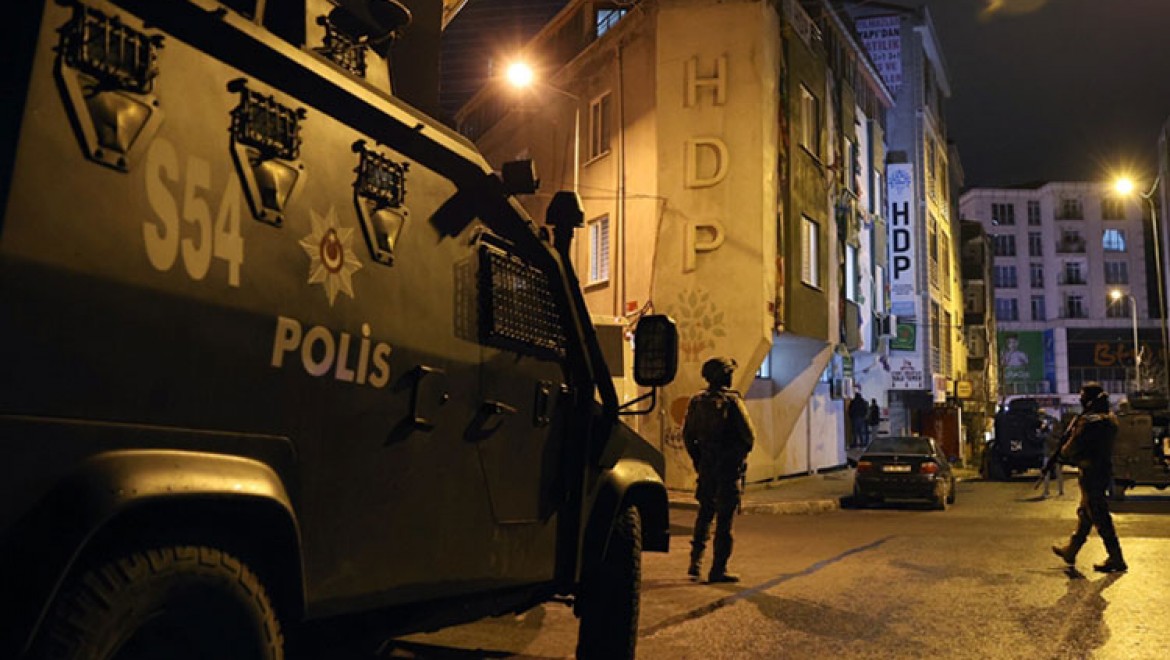 HDP Esenyurt ilçe binasındaki operasyon çerçevesinde iki şüpheli gözaltına alındı