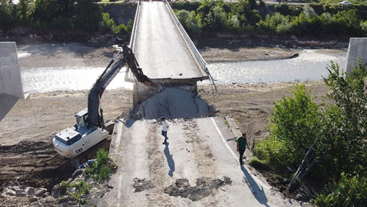Bartın'da selde hasar gören köprü yıkılıyor
