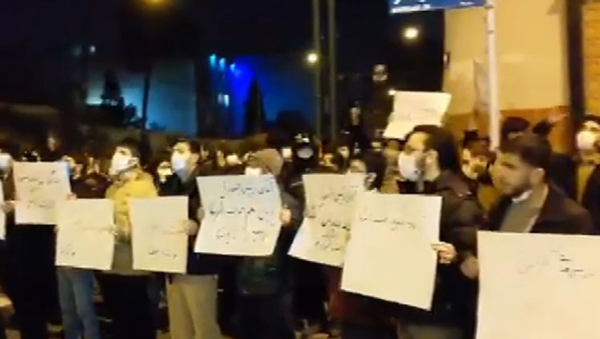 Tahran'da öğrenciler İranlı nükleer fizikçiye suikastın ardından gösteri düzenledi