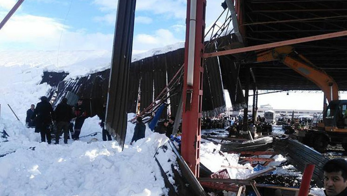 Konya'da pazar yeri çatısı çöktü: 4 yaralı