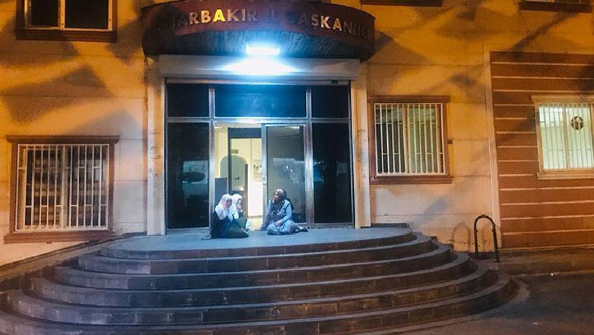 Oğlu için geceyi HDP İl Başkanlığının önünde oturarak geçirdi