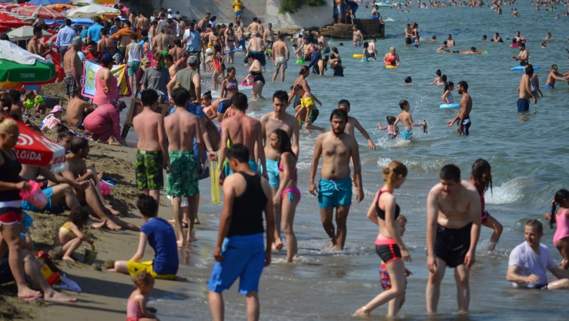 Kumbağ Ve Altınova Plajlarında Adım Atacak Yer Kalmadı