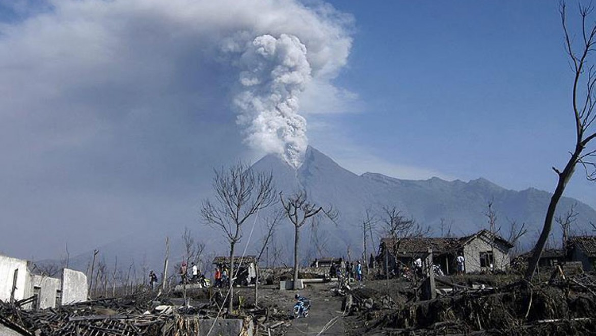Endonezya'da Merapi Yanardağı Alarmı