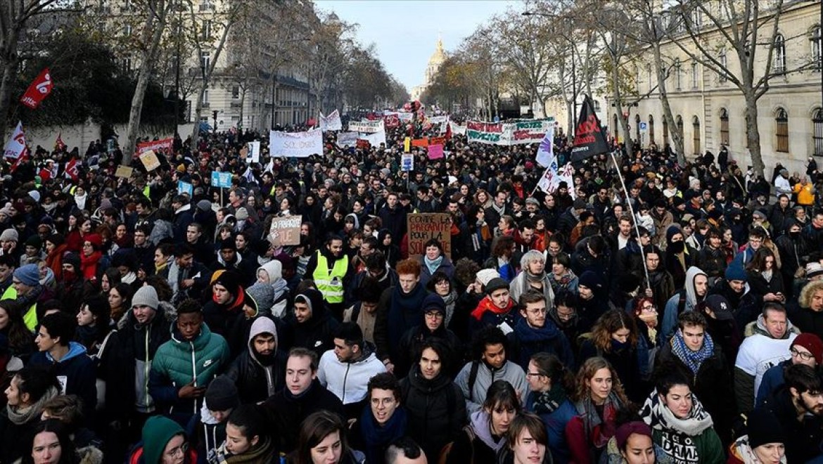 Fransa'da Macron karşıtları sokağa döküldü