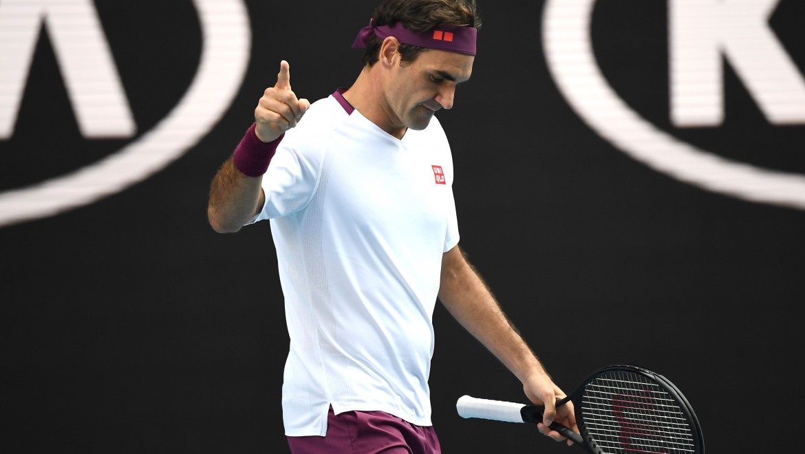 Roger Federer 7 maç puanı çevirerek ilk yarı finalist oldu
