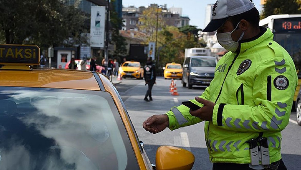 İçişleri Bakanlığının vale ve taksilere yönelik denetimlerinde 742 taksi hakkında cezai işlem uygulandı