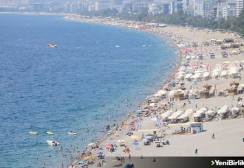 Antalya'da sıcaktan bunalanlar sahilleri doldurdu