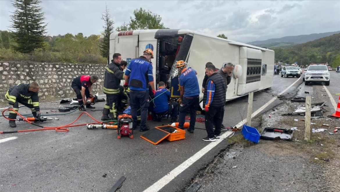 Bartın'da yolcu otobüsü ile otomobilin çarpıştığı kazada 3 kişi öldü