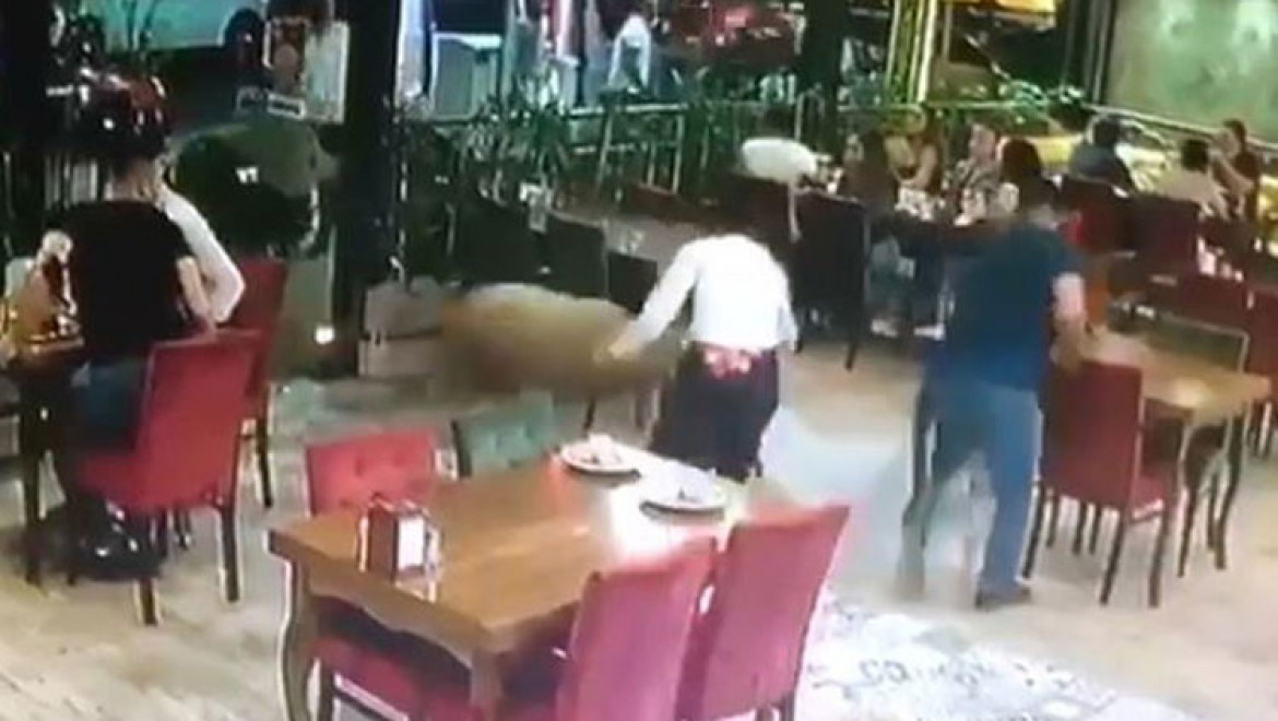 Sahibinin elinden kaçan kurbanlık koçun restorana girme anı kamerada