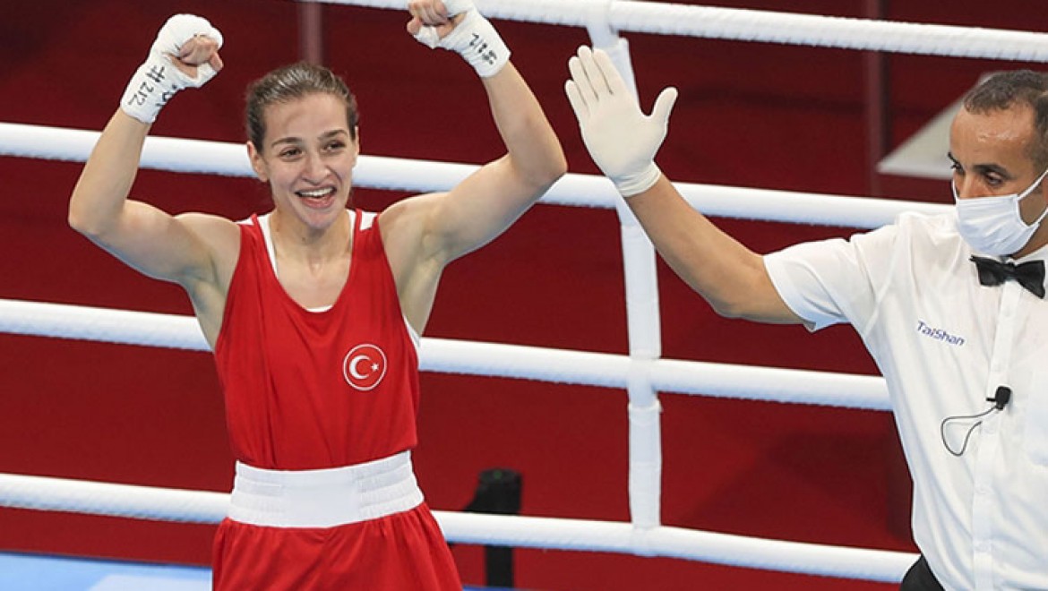 Milli boksör Buse Naz Çakıroğlu olimpiyat madalyasını garantiledi