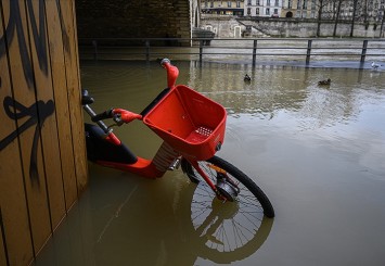 Fransa'nın farklı kentlerinde sel meydana geldi