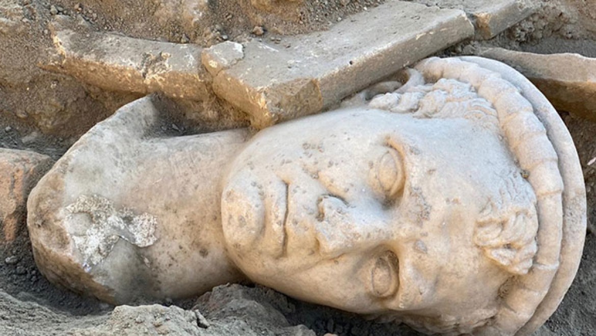 Denizli'deki Laodikya Antik Kenti'nde 2 bin yıllık rahip başı heykeli bulundu