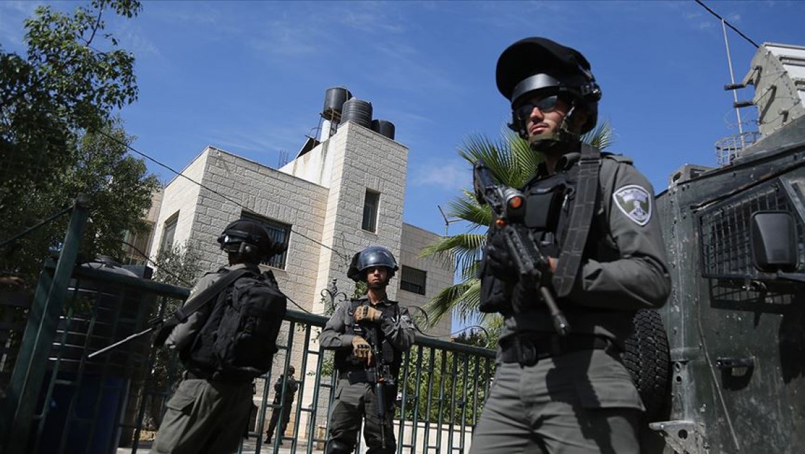 İsrail Ramallah'ta 3 Filistinliyi gözaltına aldı