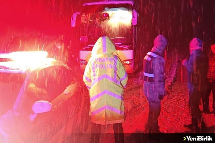 Erzincan'da kar ve tipide arızalanan otobüsteki 44 yolcu kurtarıldı