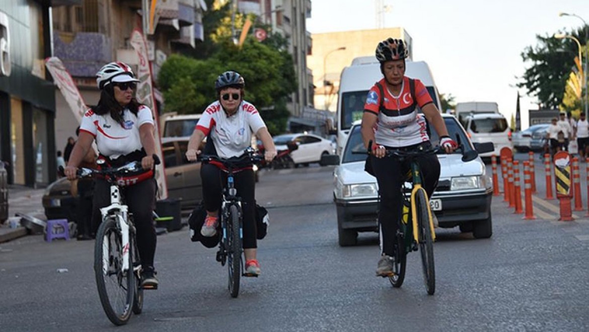 Bisiklet tutkunu 3 kadın, farkındalık için Güneydoğu turunda pedal çeviriyor