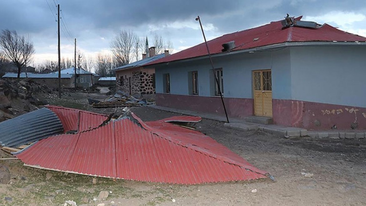 Van'da şiddetli rüzgar okulun çatısını uçurdu