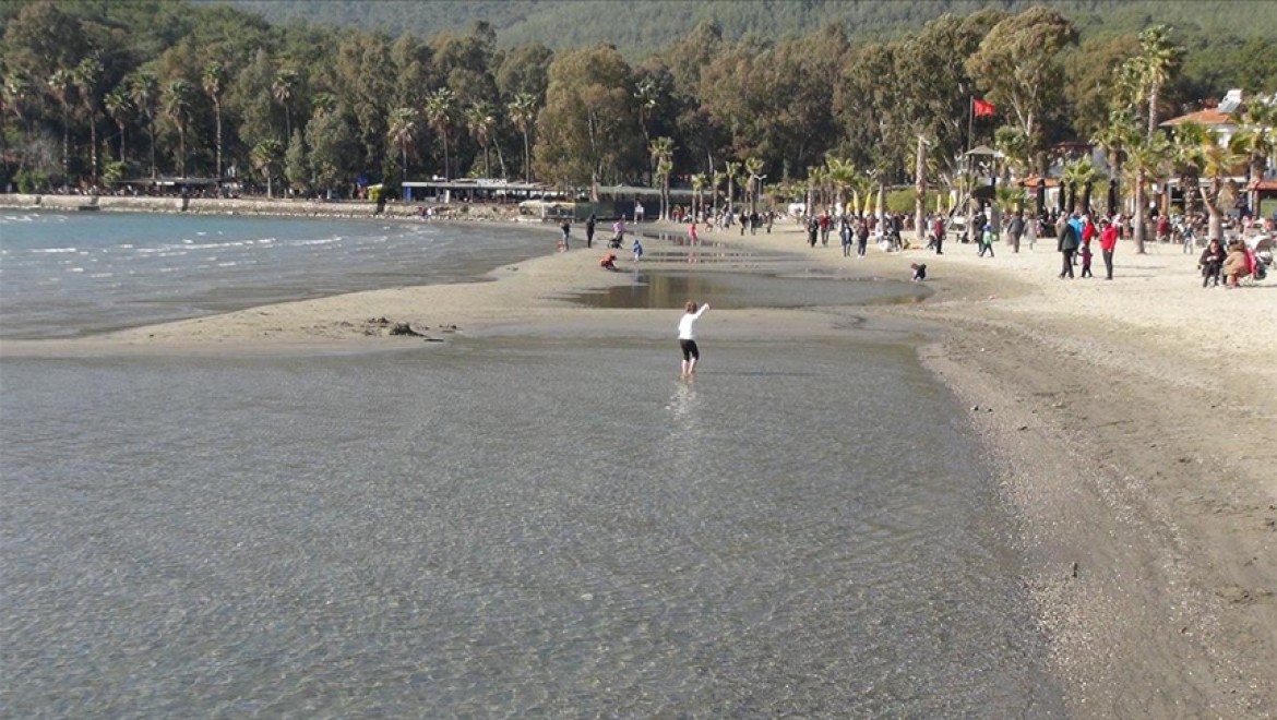 Muğla'nın Akyaka sahilinde deniz suyu 50 metre çekildi