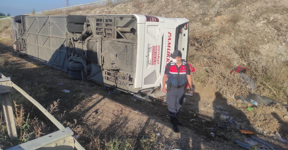 Afyonkarahisar'da yolcu otobüsü devrildi: 1 ölü, 30 yaralı