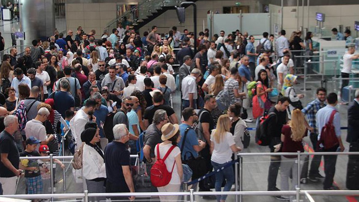 Atatürk Havalimanı'nda bayramda yolcu yoğunluğu
