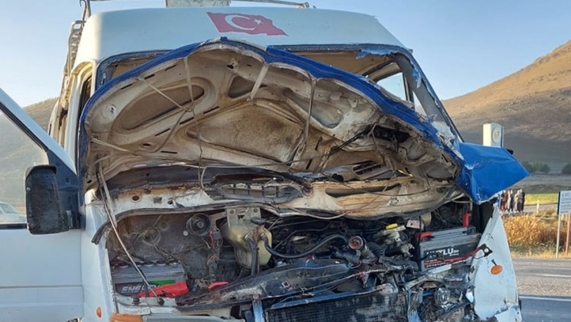Kayseri'de tarım işçilerini taşıyan minibüs ile yakıt tankeri çarpıştı, 15 kişi yaralandı