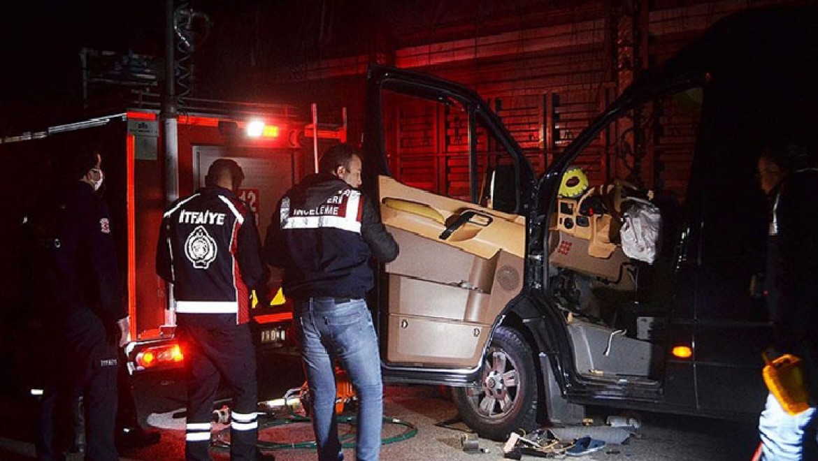 Amasya'da tiyatrocuları taşıyan minibüsle kamyonun çarpıştığı kazada 3 kişi öldü, 8 kişi yaralandı