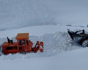 Hakkari'de kar kalınlığının 5 metreyi bulduğu bölgede çalışmalar sürüyor