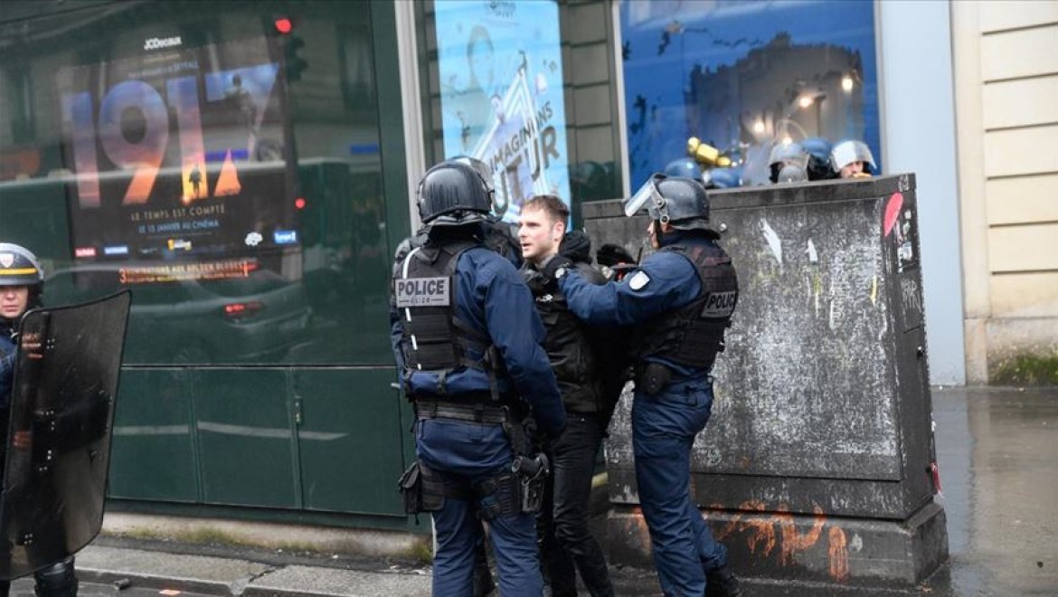 Macron tüm polislerin eylemcilere şiddet uygulamadığını savundu