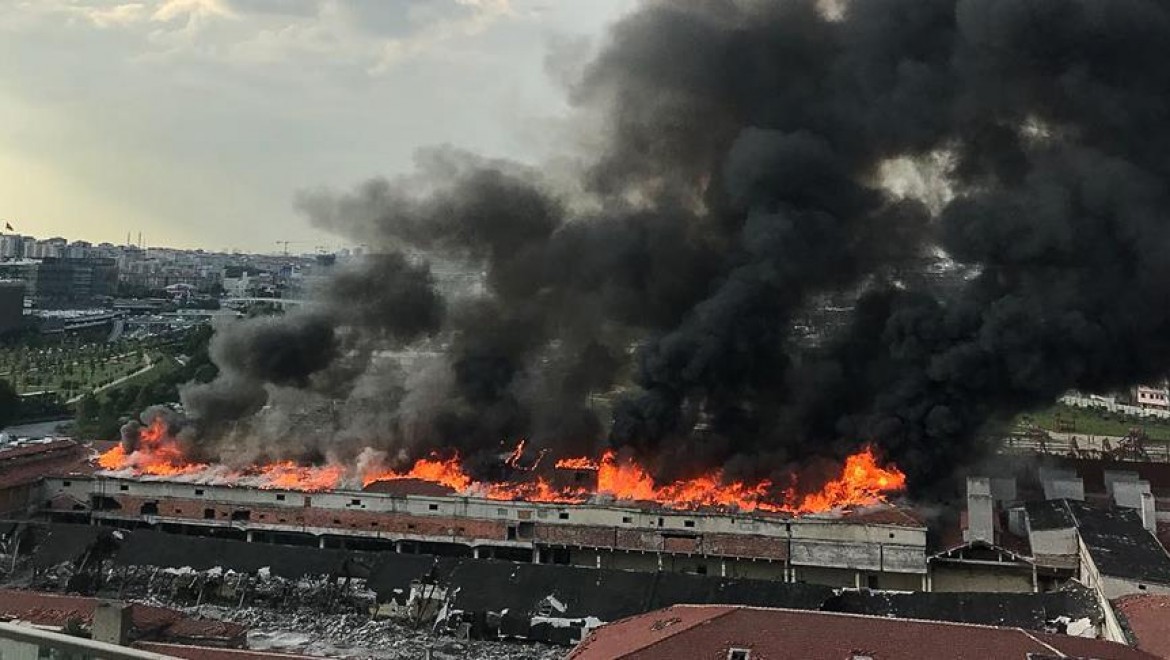 Zeytinburnu'nda Bir Metruk Fabrikada Yangın