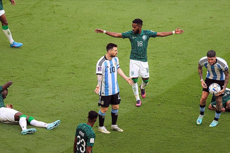 Messi'li Arjantin, Dünya Kupası'na Suudi Arabistan yenilgisiyle başladı