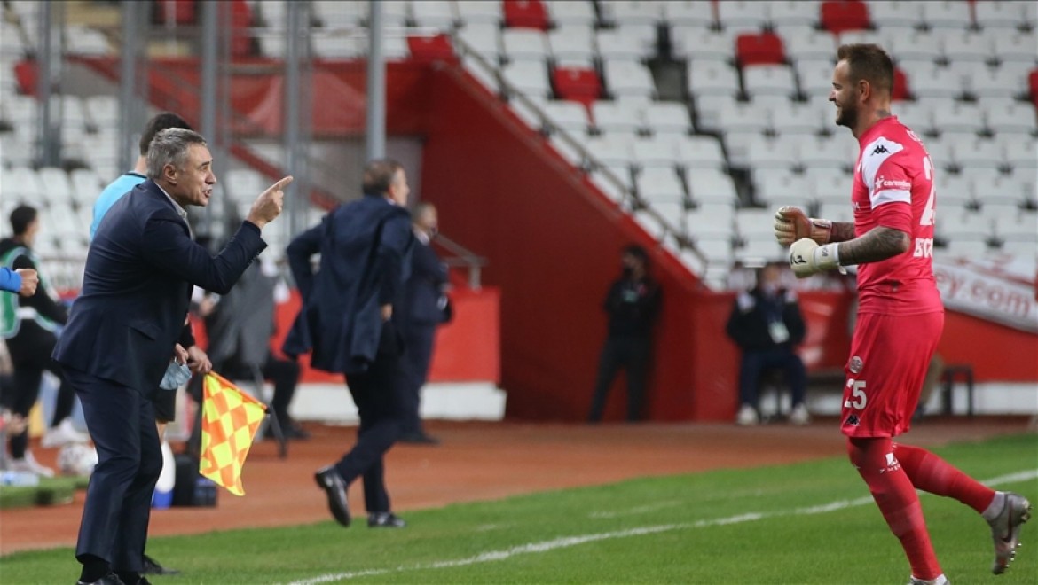Fraport TAV Antalyaspor Teknik Direktörü Ersun Yanal: Oyuncularımın maç kazanma arzusu beni mutlu ediyor