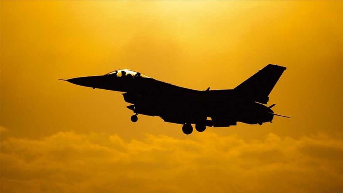 Mısır'da eğitim uçuşu yapan savaş uçağı düştü