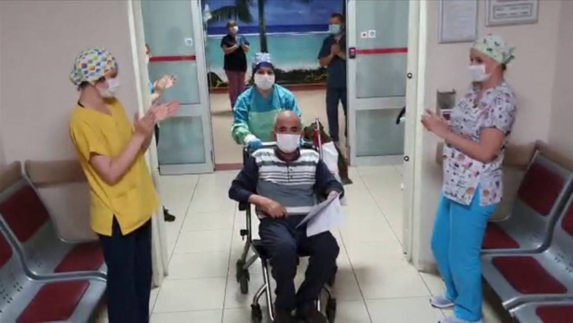 İmmün plazma ile Kovid-19'dan kurtulan 65 yaşındaki hasta taburcu edildi