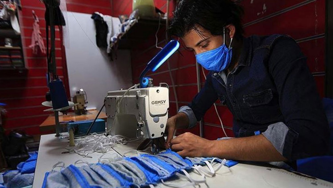 Iraklı kardeşler ürettikleri tıbbi maskeleri ücretsiz dağıtıyor