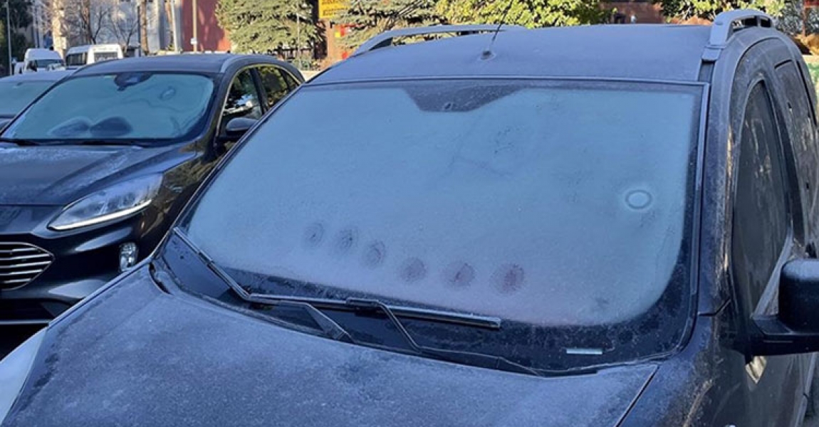 Ardahan ve Kars'ta soğuk hava nedeniyle araçların camları buz tuttu