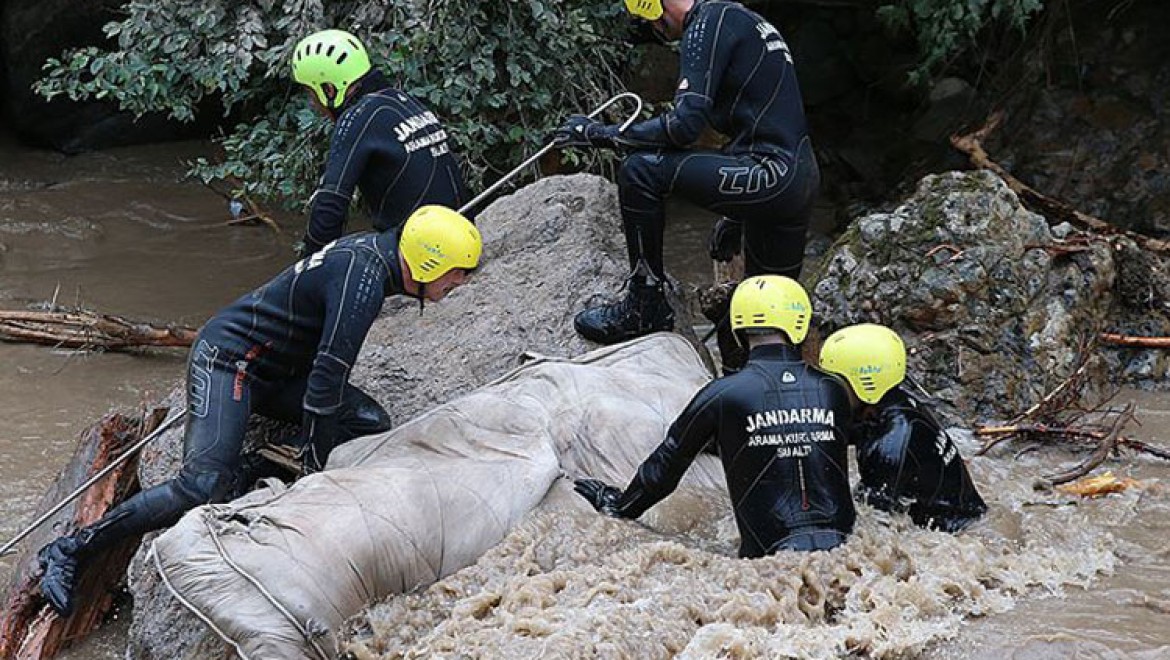 Araklı'daki selde kaybolan 3 kişiyi arama çalışmaları sürüyor