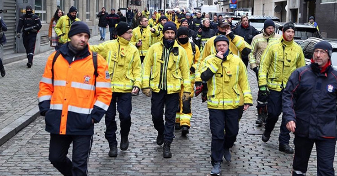 Belçika'da itfaiyeciler çalışma koşullarının iyileştirilmesi için eylem yaptı