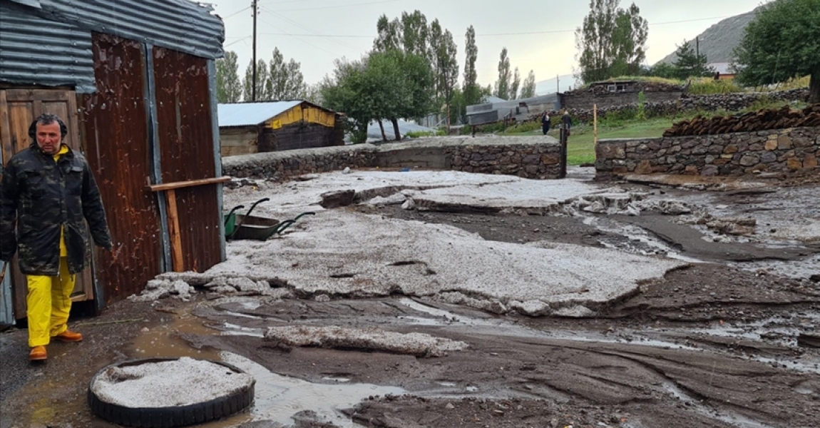 Ardahan'da sağanak nedeniyle dereler taştı, bazı köylerde su baskınları yaşandıArdahan'da sağanak nedeniyle dereler taştı, bazı köylerde su baskınları yaşandı