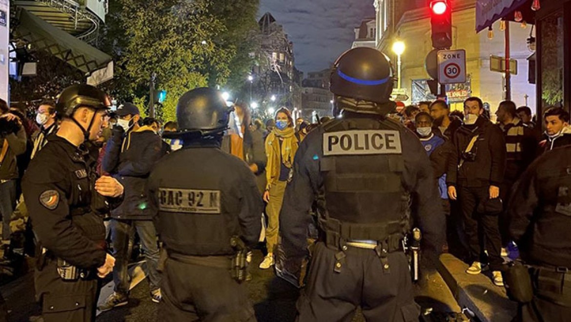 Paris'te sığınmacıların tahliyesinde şiddet uygulayan polislere görevden uzaklaştırma cezası