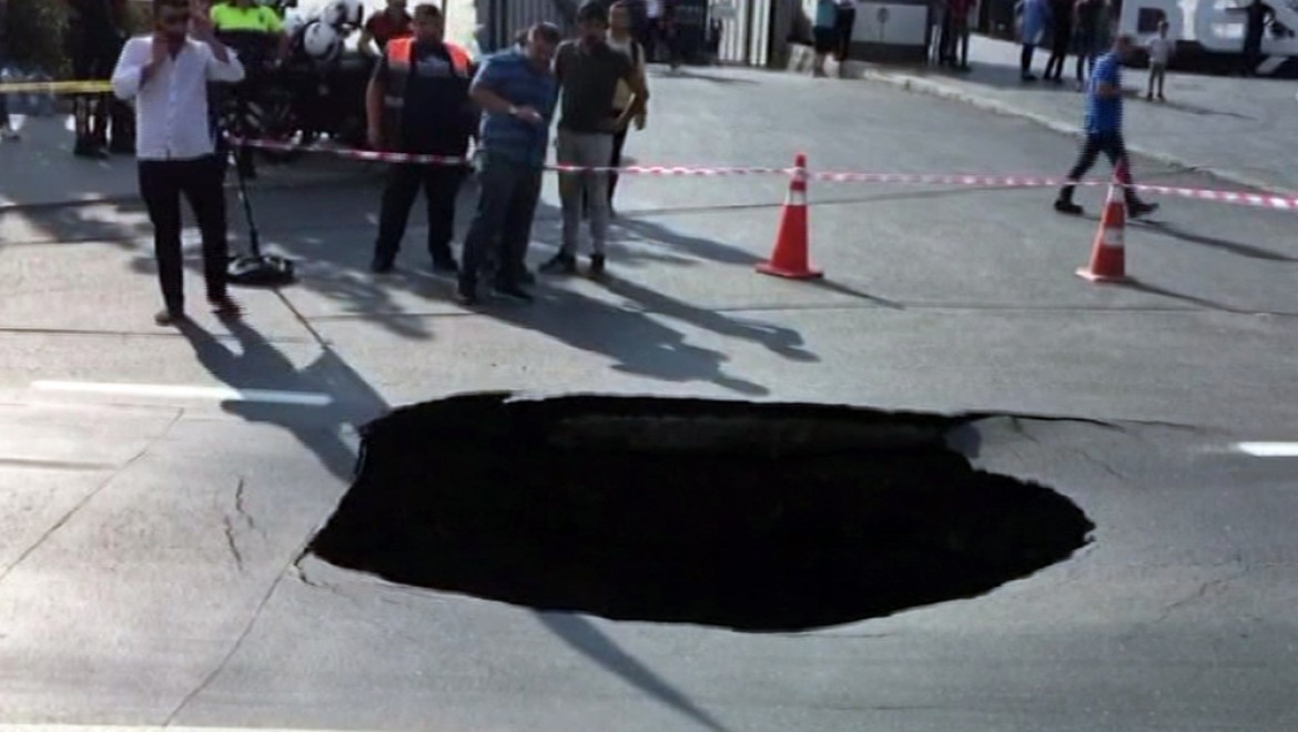 İstanbul Dolmabahçe'de Yol Çöktü