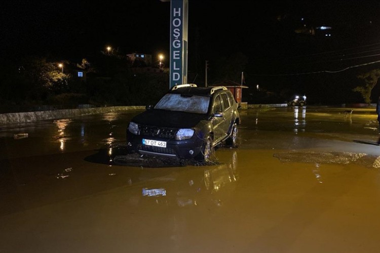 Zonguldak'ta sağanak nedeniyle Ilıksu Deresi taştı