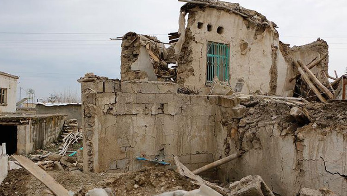 Samsat'ta hasarlı evlerde 'yapı kusuru' tespiti