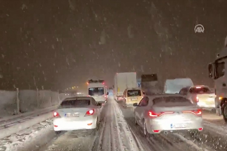 İstanbul-Ankara TEM Otoyolu ve D-100 devlet yolu tüm araç geçişlerine kapatıldı