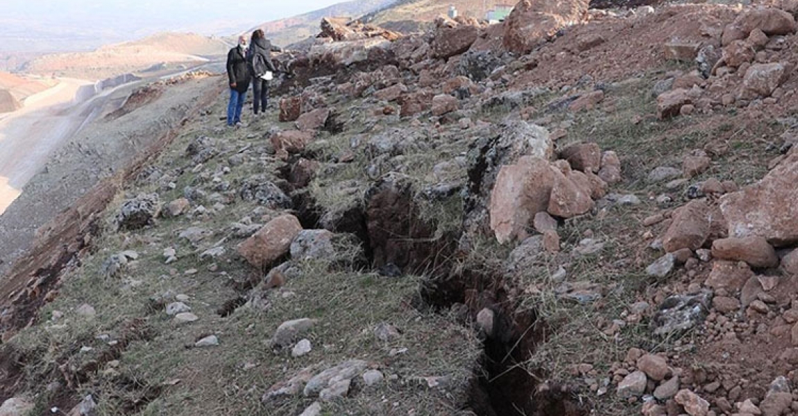 Siirt depreminin ardından oluşan derin yarıklar görüntülendi