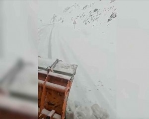 Tunceli'de kar yağışı ve tipi ulaşımı aksattı