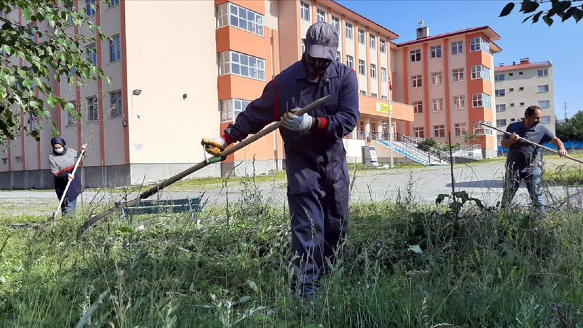 Ardahan'da öğretmenler tırpan ve tırmıkla okul bahçesindeki otları biçti
