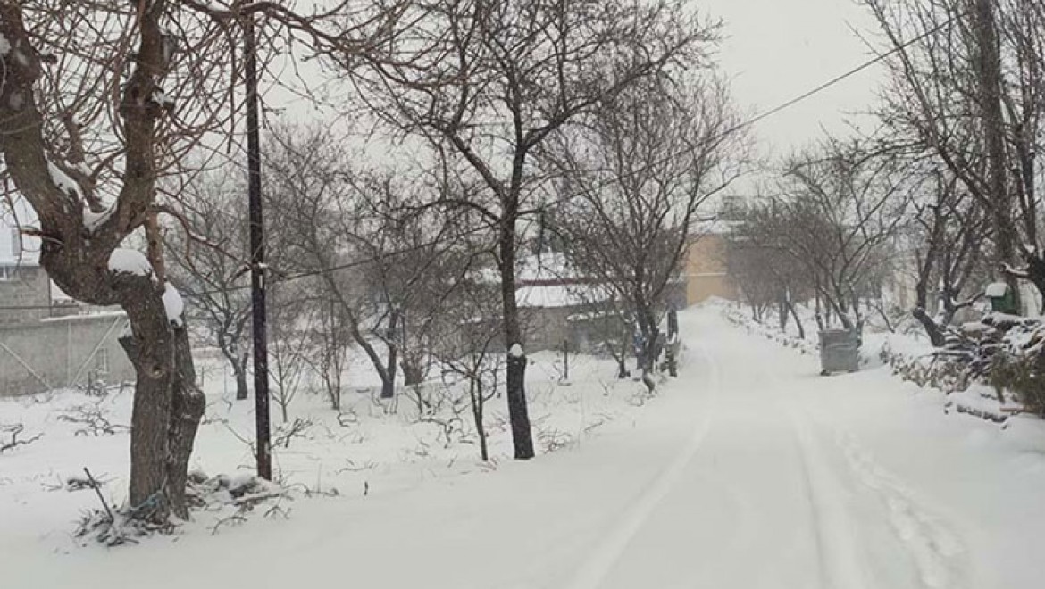 Mersin'in ilçelerinde kar yağışı etkili oluyor