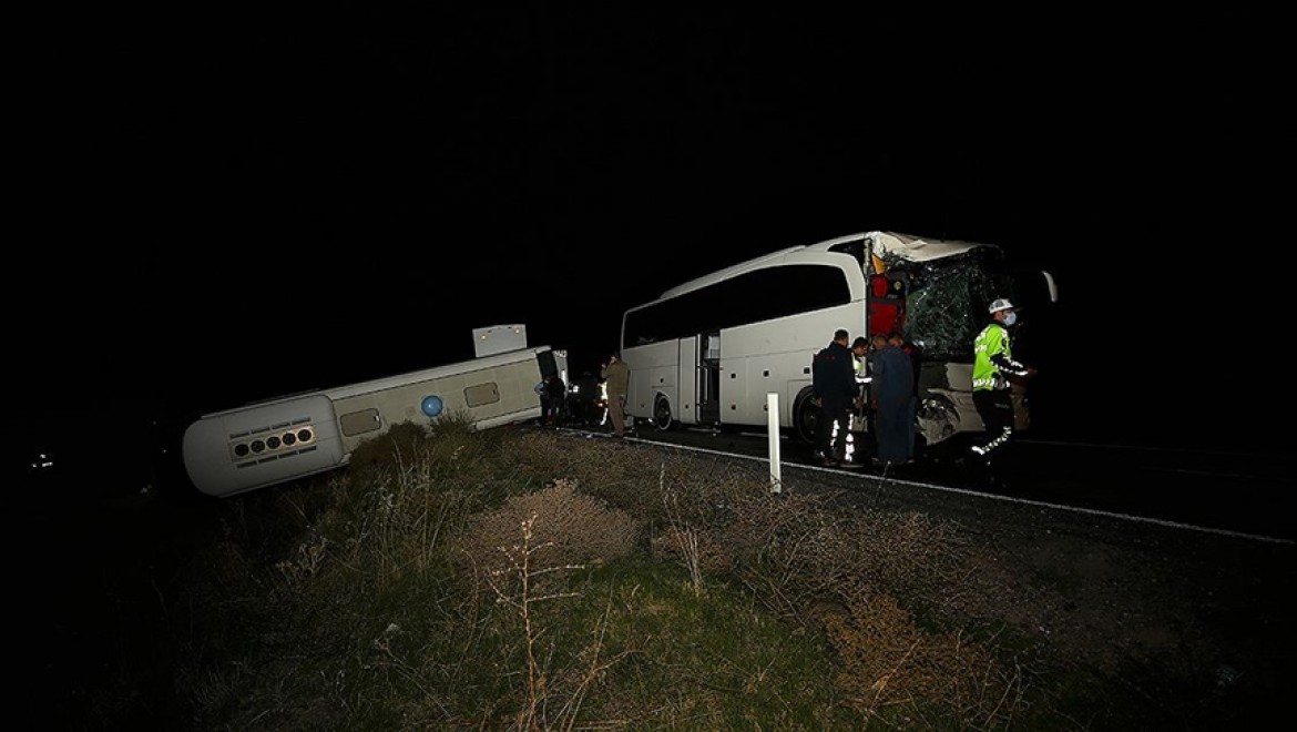 Nevşehir'de öğrencileri taşıyan otobüslerin karıştığı kazada 44 kişi yaralandı