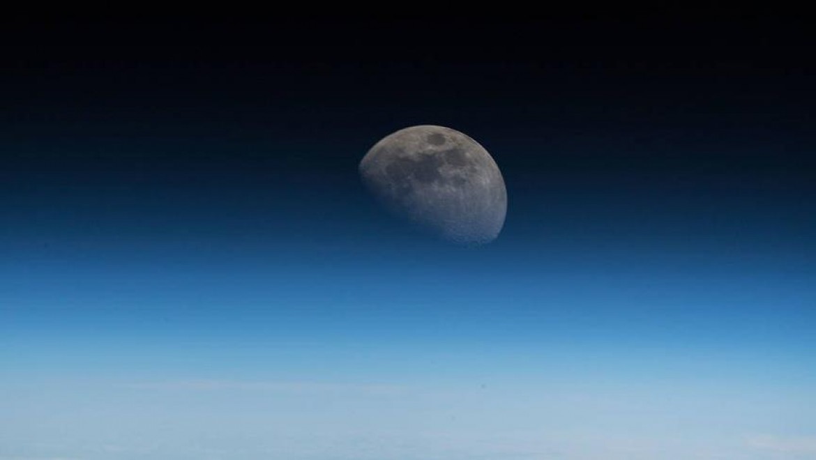 Ay'a Dünya Yörüngesinden Bakış
